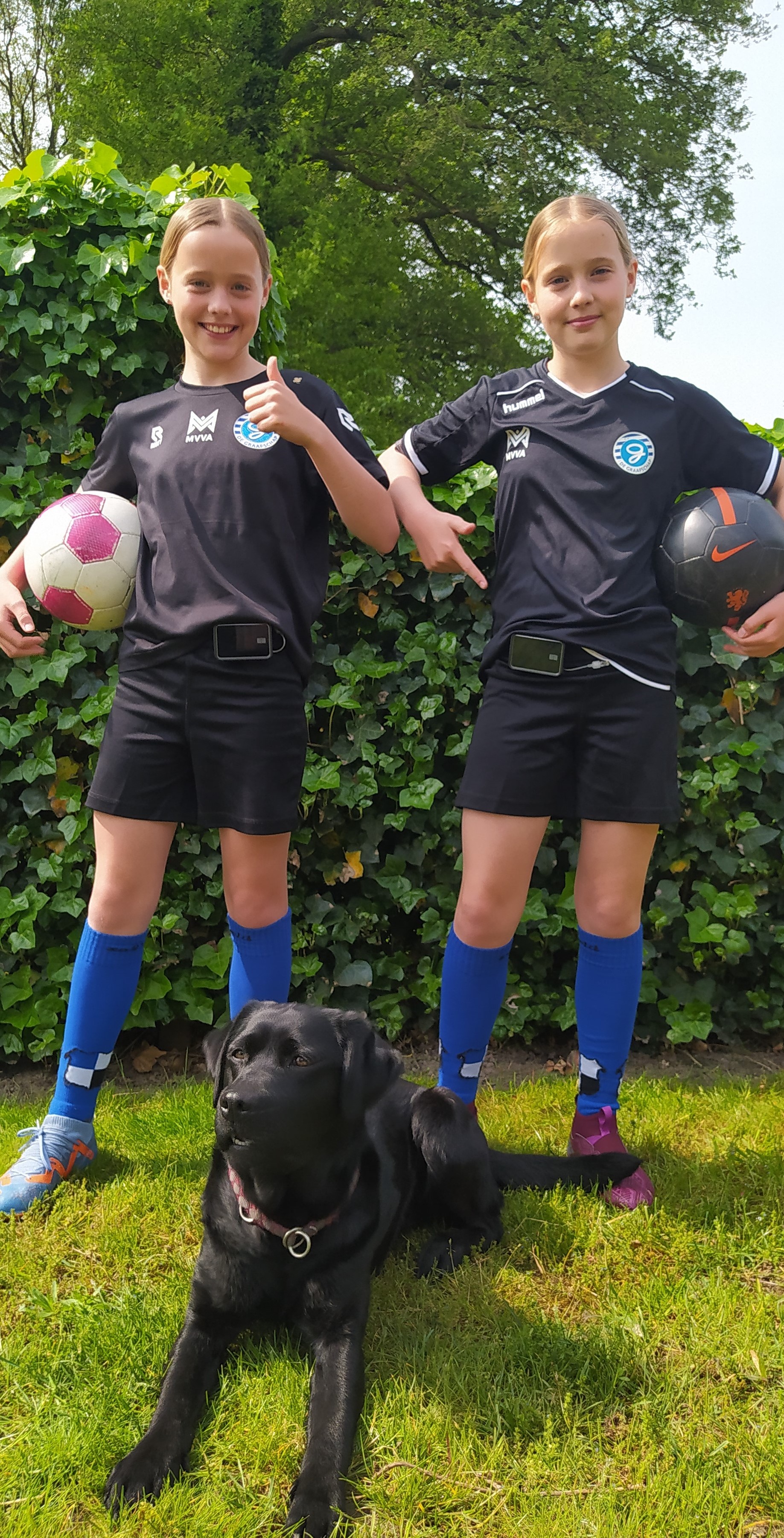 Pleun et Liz avec leurs pompes à insuline