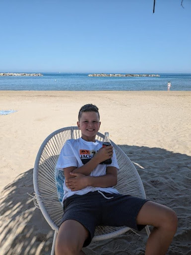 Yoeri sitting on a chair at the beach