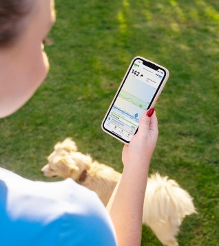 product-page-mobiele-app-phone-woman-grass-dog