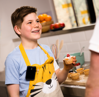 Jeune garçon diabétique cuisinant des cupcakes