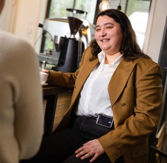Jeune femme diabétique prenant un café avec une amie