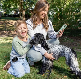 woman-kid-parents-phone-dog-grass-tslim-insulinepomp