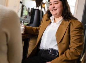 Jeune femme diabétique prenant un café avec une amie