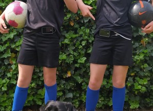 Pleun et Liz avec leurs pompes à insuline