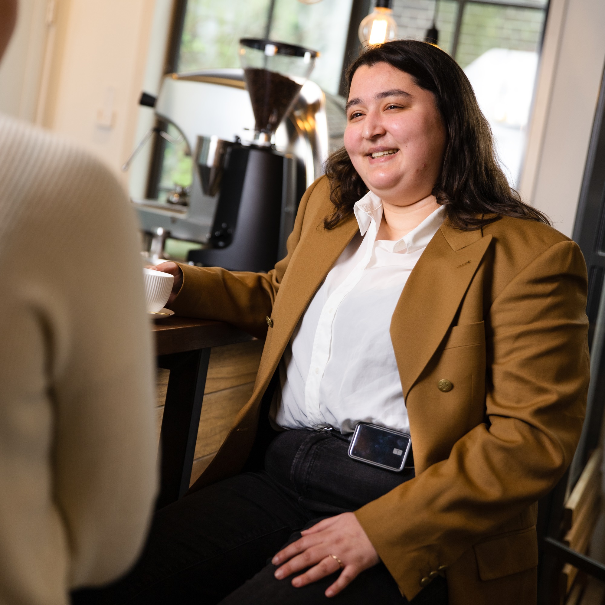 Jeune femme diabétique prenant un café avec une amie