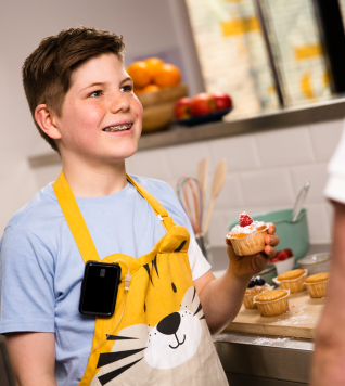 Jeune garçon diabétique cuisinant des cupcakes