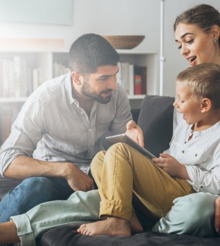 Un enfant diabétique de type 1 avec ses parents.