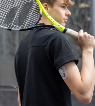 Adolescent diabétique de type 1 pratiquant le tennis avec son capteur CGM Dexcom G6.