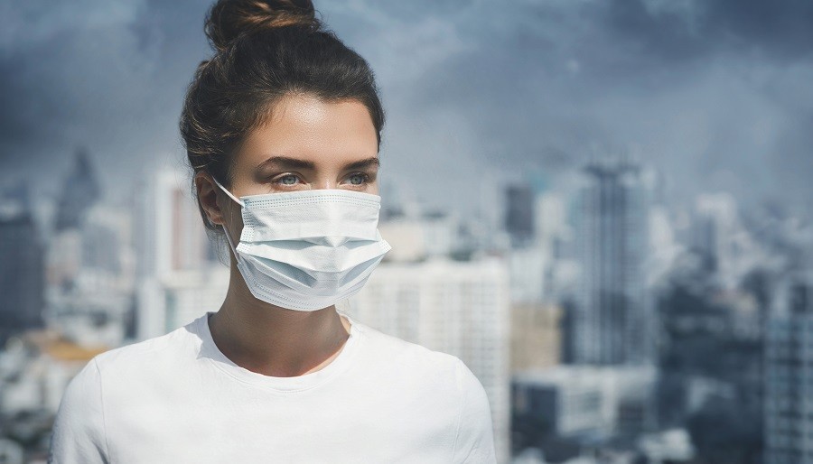 Femme diabétique portant un masque au milieu de la pollution