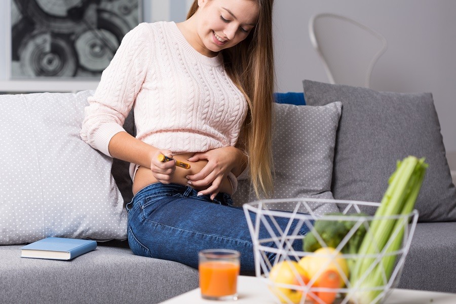 Jeune femme s'injectant de l'insuline