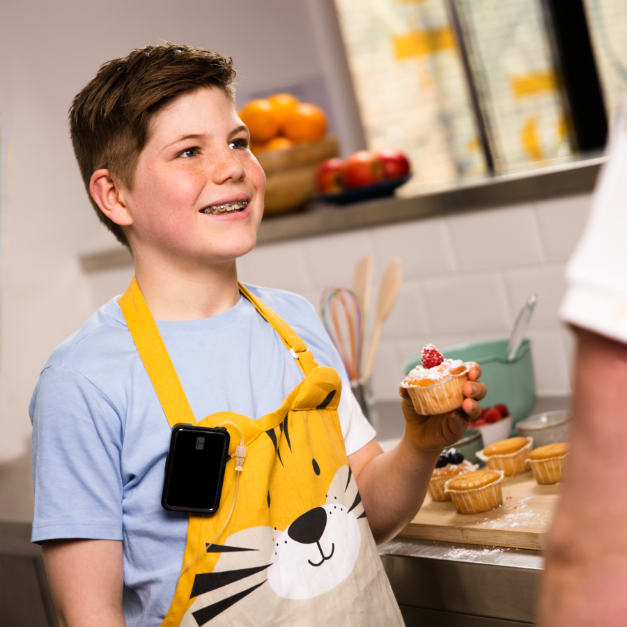 Jeune garçon diabétique cuisinant des cupcakes