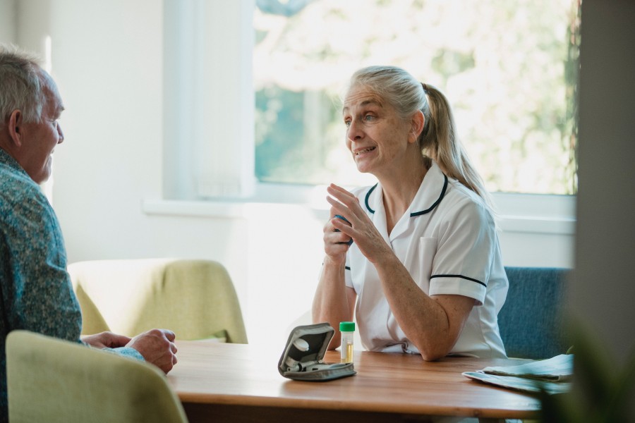 Infirmière en diabétologie avec un patient