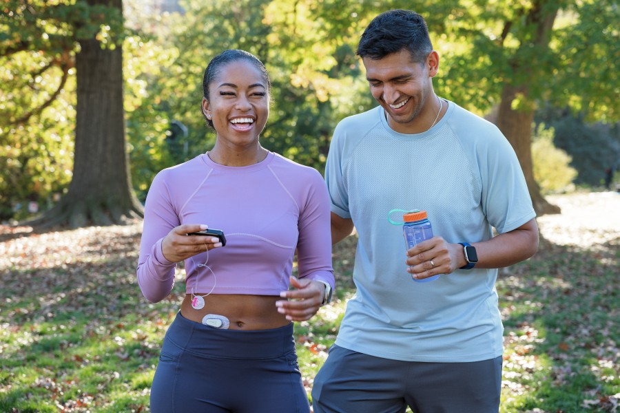 2 joggers, dont un équipé d'une pompe à insuline t:slim X2 et d'un CGM Dexcom G6