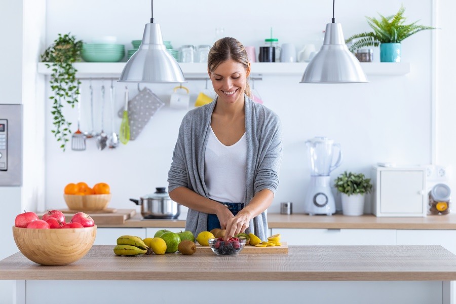 mujer con diabetes preparando ensalada de fruta