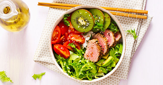 Poke Bowl mit Thunfisch und schwarzem Reis