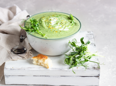Grüne Gurken-Gazpacho mit Zucchini