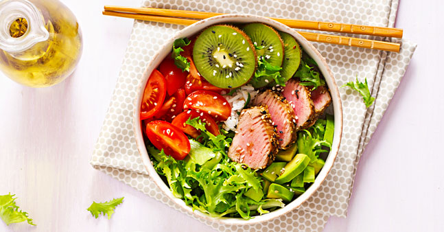 Tun poke bowl med hvide og sorte ris