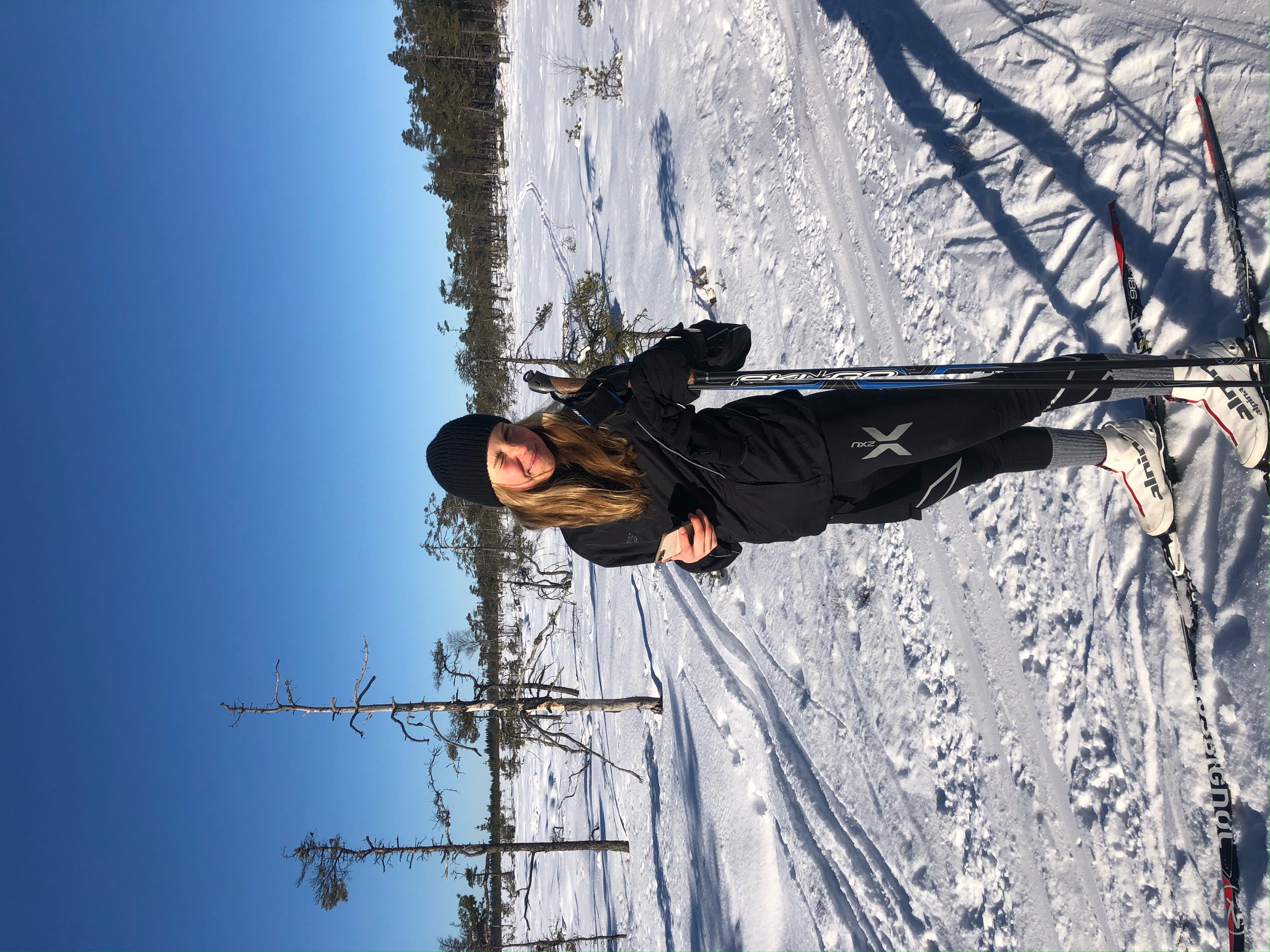 Linn Suchomel skiing