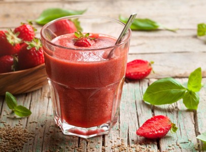 Smoothie med jordbær, kiwi og basilikum