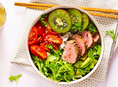 Tun poke bowl med hvide og sorte ris
