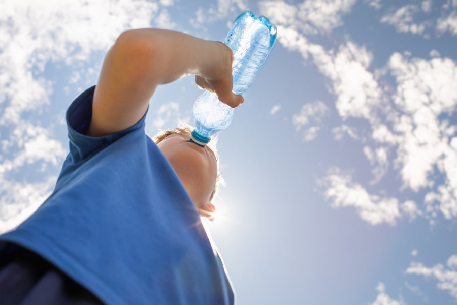 Niño bebiendo agua