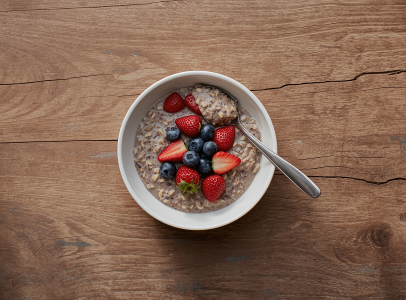 Gröt på fullkornshavregryn med bär och frön – nyttig frukost