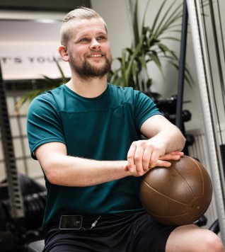 Jonge man aan het sporten in de gym met zijn t:slim X2.