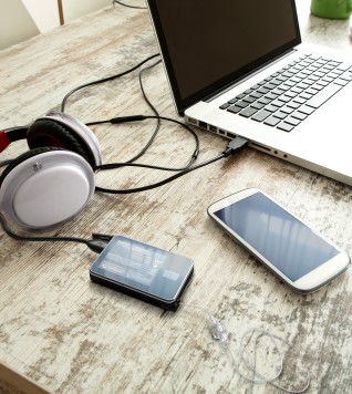 table-office-headset-computer-phone-tslimx2-pump-insulinepomp