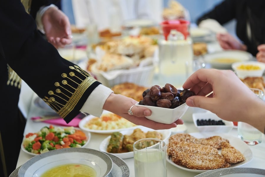 Het beheren van de bloedsuikerspiegel tijdens de Ramadan vasten.