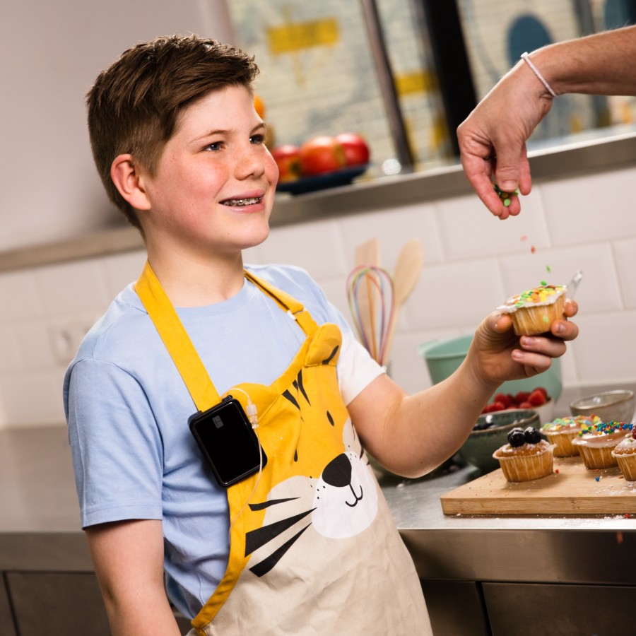 Jongen met diabetes type 1 bakt cupcakes met zijn ouders