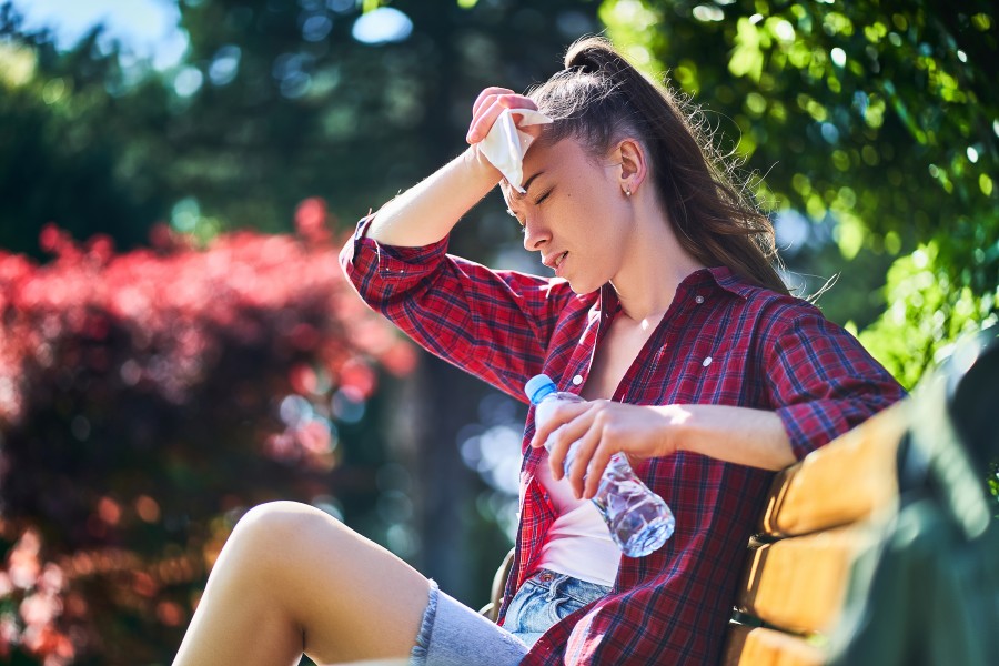 Een jonge vrouw heeft symptomen van hyperglykemie