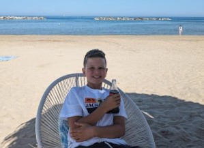 Yoeri sitting on a chair at the beach