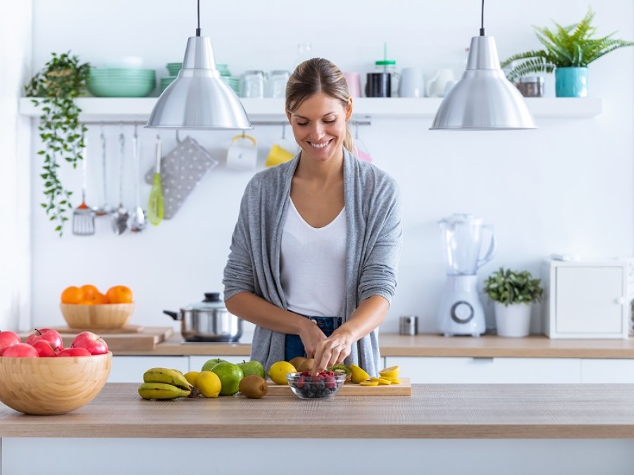 meisje met diabetes bereidt fruitsalade