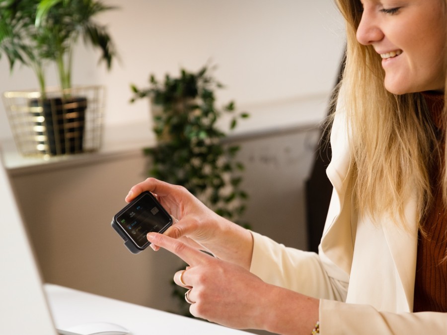 Jonge vrouw met diabetes die haar t:slim X2 insulinepomp controleert.