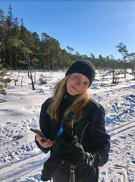 Linn Suchomel skiing