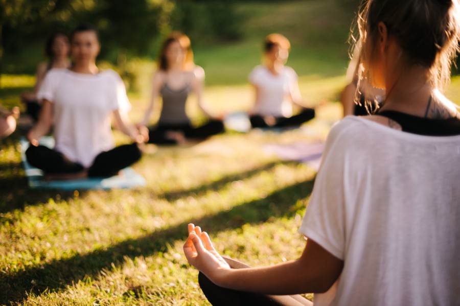 Kan blodsukkeret bli påvirket av mensen? Den første dagen du har menstruasjon, regnes som den første dagen i menstruasjonssyklusen. Den siste dagen er dagen før neste menstruasjon.  Det er mange årsaker til at menstruasjonssyklusen kan få blodsukkeret til å variere. Hos kvinner som har diabetes, kan disse variasjonene gjøre det vanskeligere å ha kontroll over blodsukkeret. I uken før menstruasjonen er det vanlig med blodsukkersvingninger som gir både høyere og lavere blodsukker, og også flere perioder med h