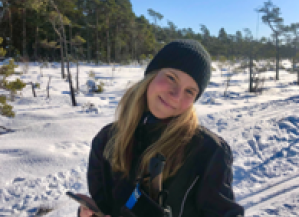 Linn Suchomel skiing