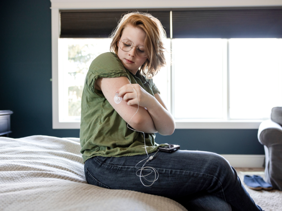 Person attaching their insulin pump tubing to their infusion set